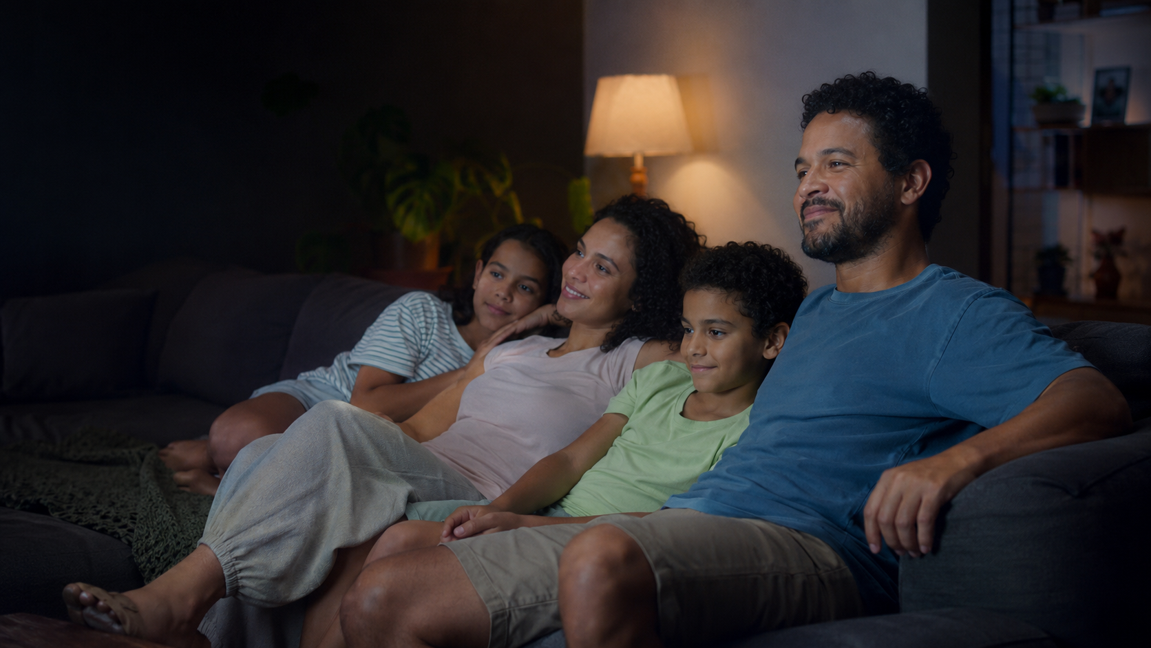 Empresário descansando com a família em casa